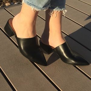 Pointed black mules